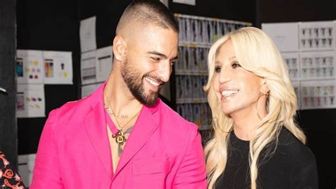 donatella versace e maluma stanno insieme|Maluma è il nuovo volto di Versace Man .